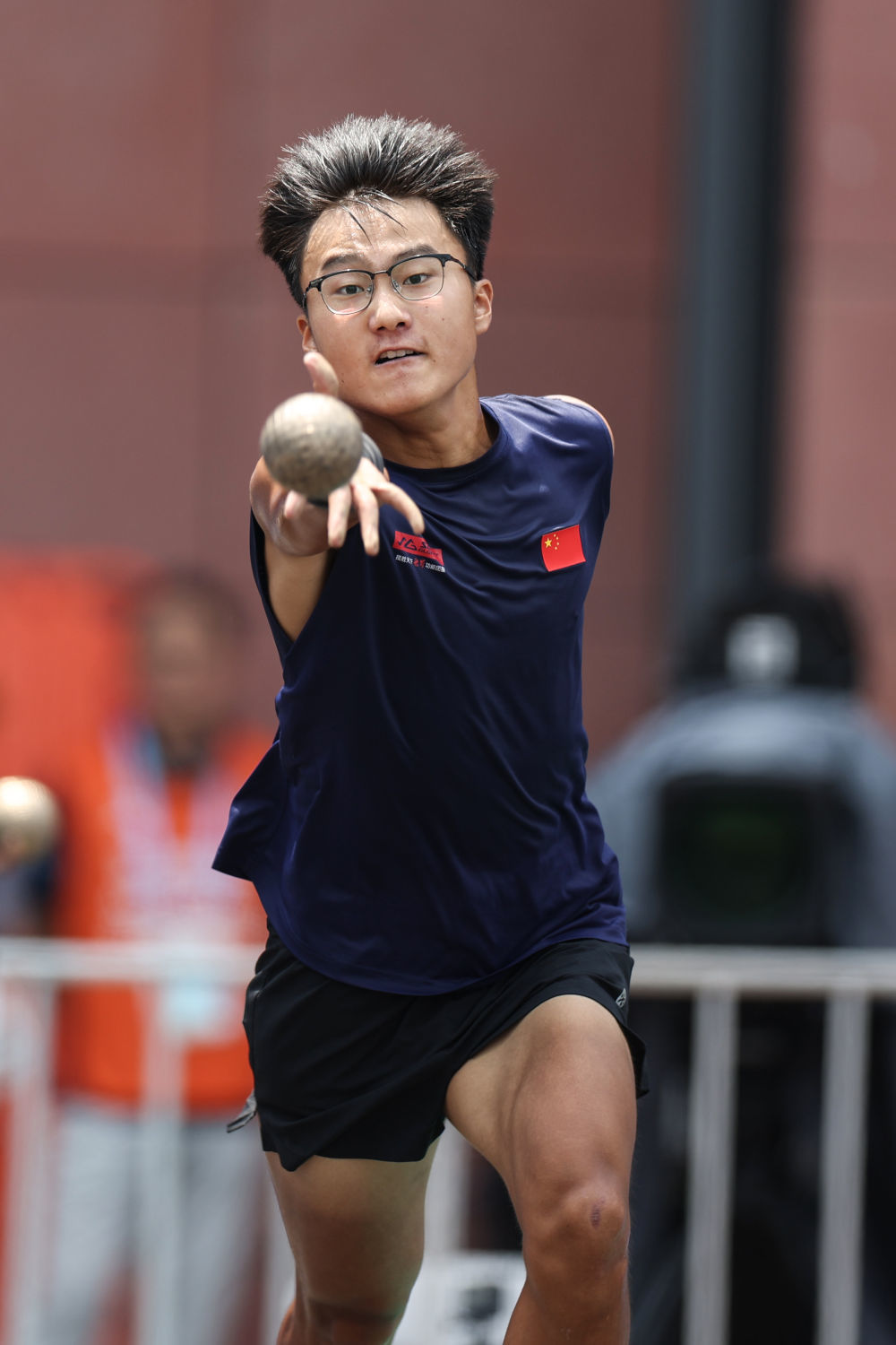 8月14日,中国选手张晓辉在2025年成都世运会大金属地掷球混合双人连续抛击资格赛预赛中。地掷球运动起源于古希腊,在法国最为流行。