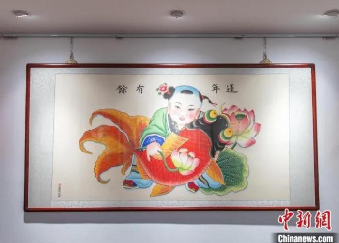 图为天津杨柳青木版年画最具代表性的年画之一《莲年有余》。王在御摄