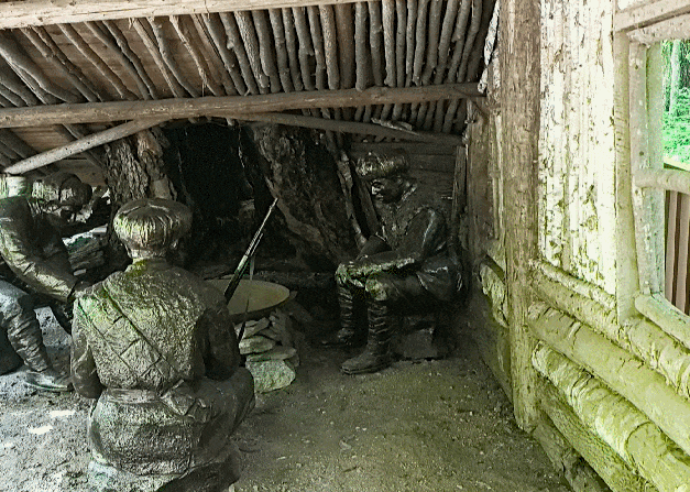 战士们在树洞里起锅做饭。