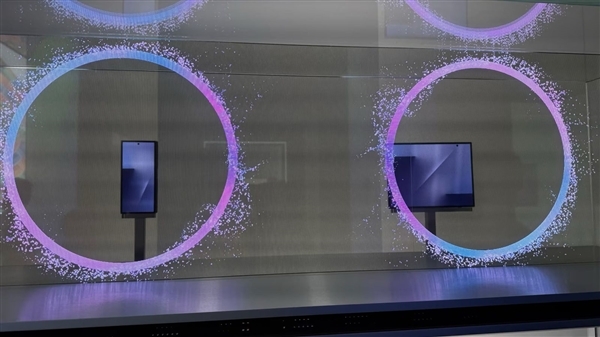 安卓史上第一款!三星三折叠屏亮相:跟华为方案有区别