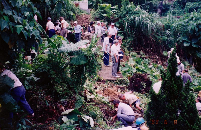 1993年6月8日,六张犁弃葬现场