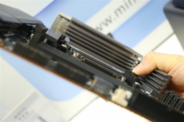 倒反天罡了!AMD锐龙9 9955HX游戏本CPU又被搬回桌面