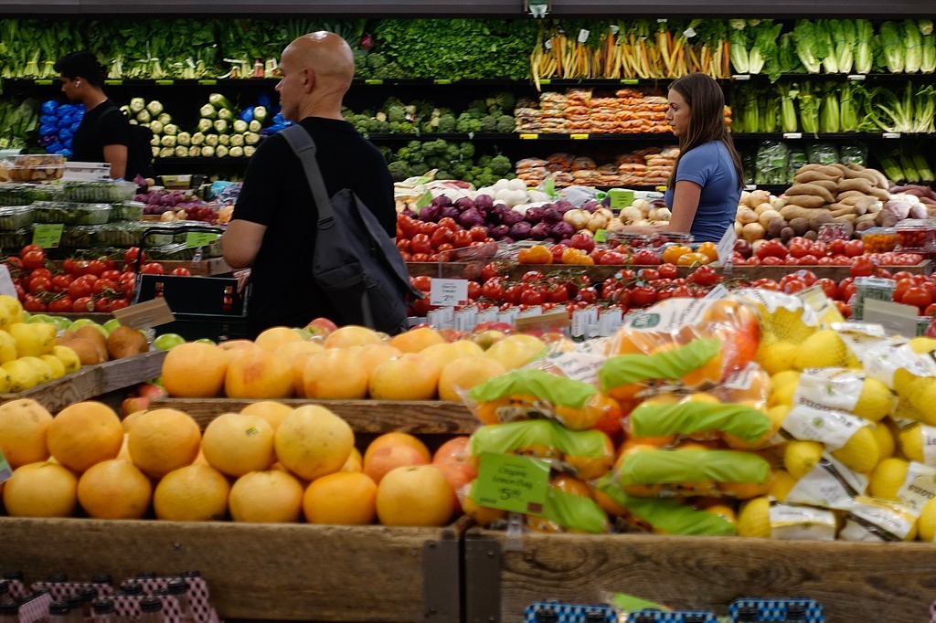 当地时间2024年7月11日,美国纽约曼哈顿一家超市的顾客在购买水果。