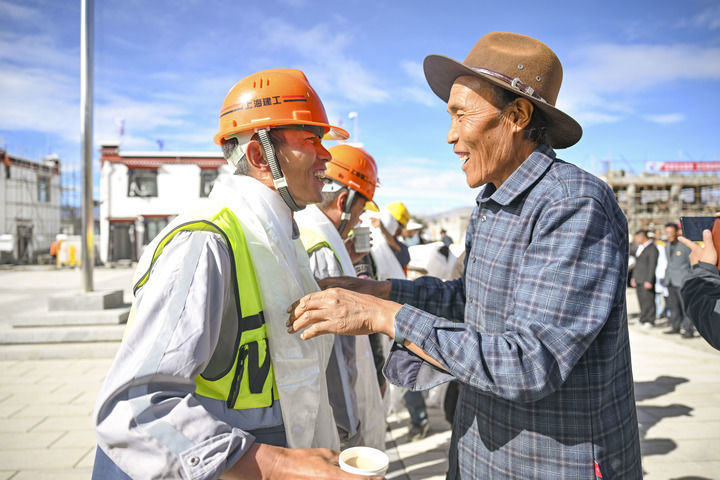 7月1日，在日喀则市定日县森嘎村“感恩广场”，村民向援建者献哈达。本组图片均为新华每日电讯记者陈浩明摄
