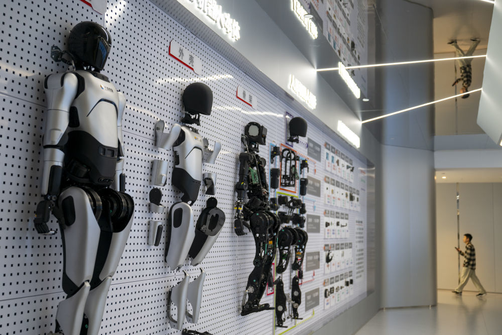 2025年11月6日,观众在湖北人形机器人创新中心参观。新华社记者 伍志尊 摄