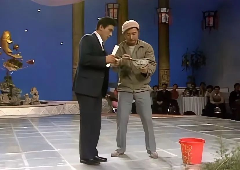 陈佩斯和朱时茂表演小品《吃面条》。