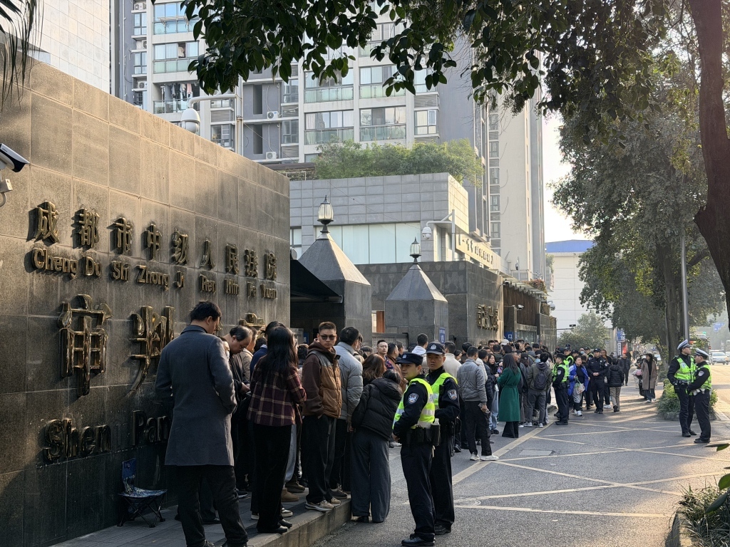 11月20日,成都市中级人民法院。 澎湃新闻记者 胥辉 摄