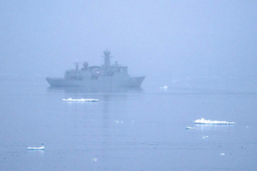 当地时间2025年3月24日，丹麦努克，一艘丹麦女王号（HDMS V&aelig;dderen F359）军事舰艇在海上航行。格林兰首相穆特&middot;埃戈德指责华盛顿干预其政治事务，原因是美国代表团访问了丹麦领土。