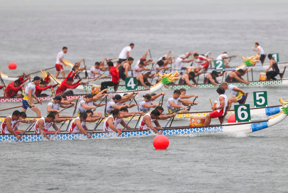 8月10日，印度尼西亚队（前）在龙舟10人座500米决赛中冲刺。新华社记者 王翔 摄