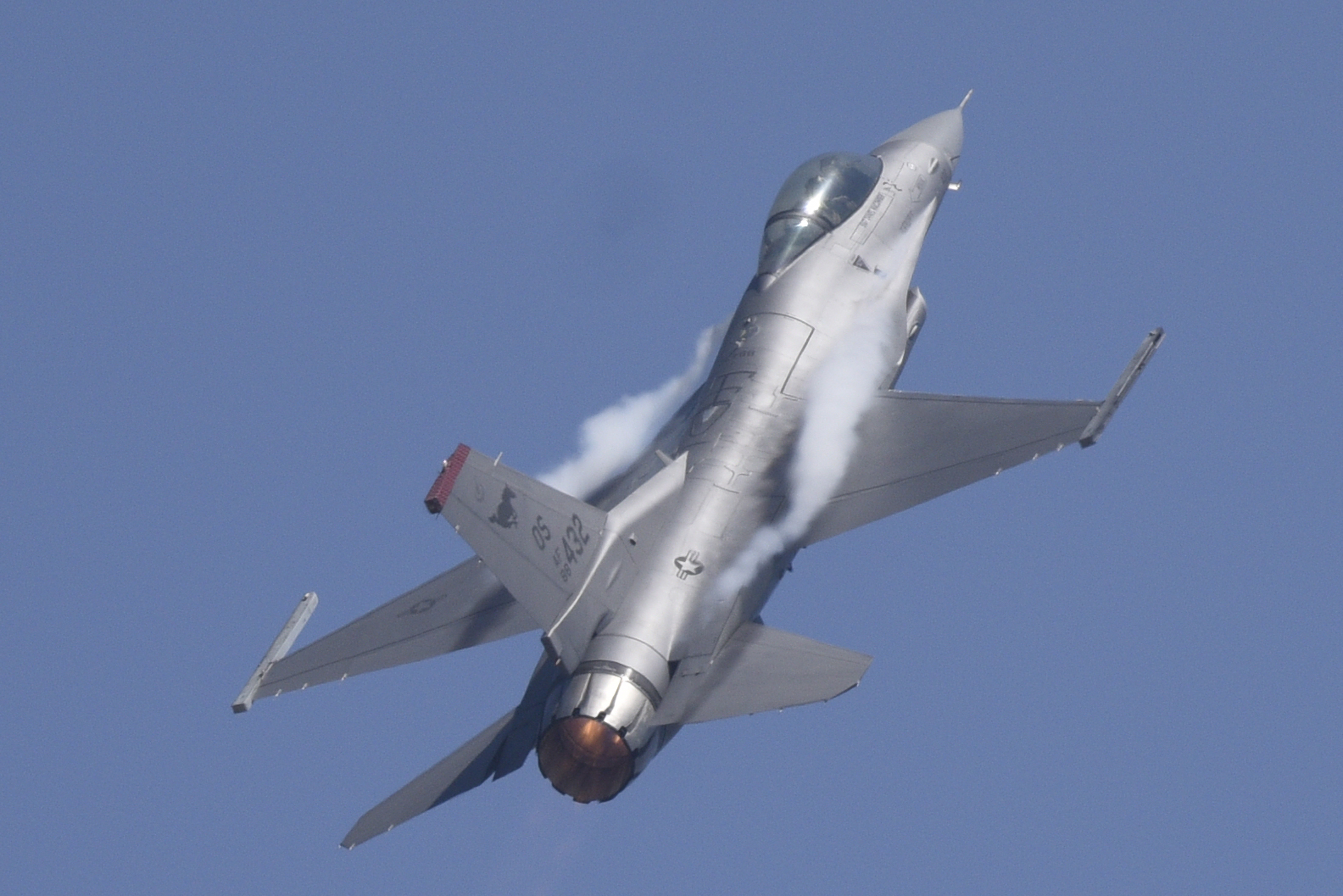 2023年2月14日，在印度班加罗尔耶拉汉卡空军基地，美国空军F-16战机参加印度航空展表演。新华社发