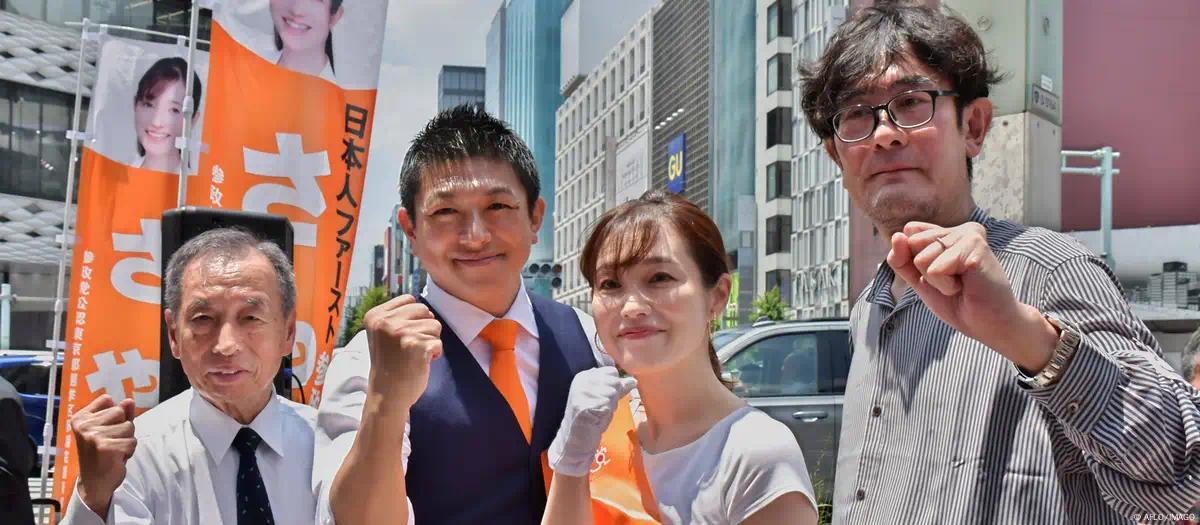 右翼民粹主义政党参政党的党魁神谷宗币以及该党核心成员。
