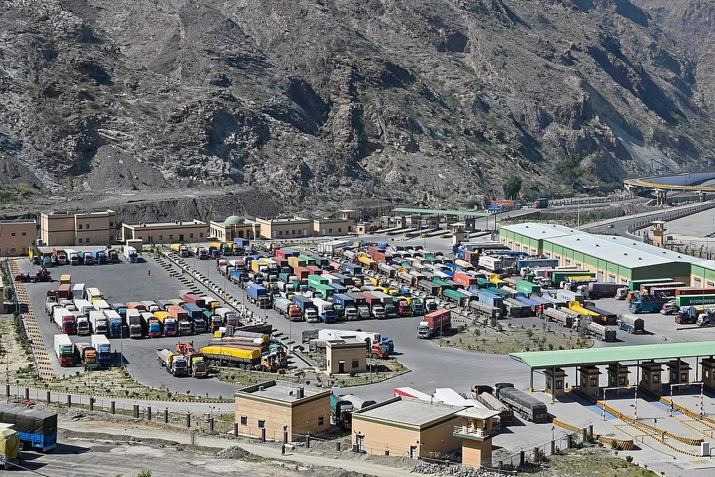 10月13日,巴基斯坦和阿富汗边境城镇,卡车因两国边境冲突而滞留。(视觉中国)