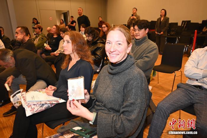 图为幸运观众展示奖品　柏林中国文化中心供图
