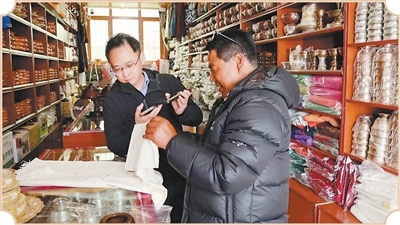 环球时报记者（左）在唐嘎边贸市场采访。本报记者 张博岚摄