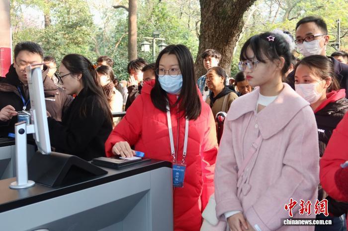 12月1日，游客有序进入杭州灵隐飞来峰景区。孙琳茹　摄