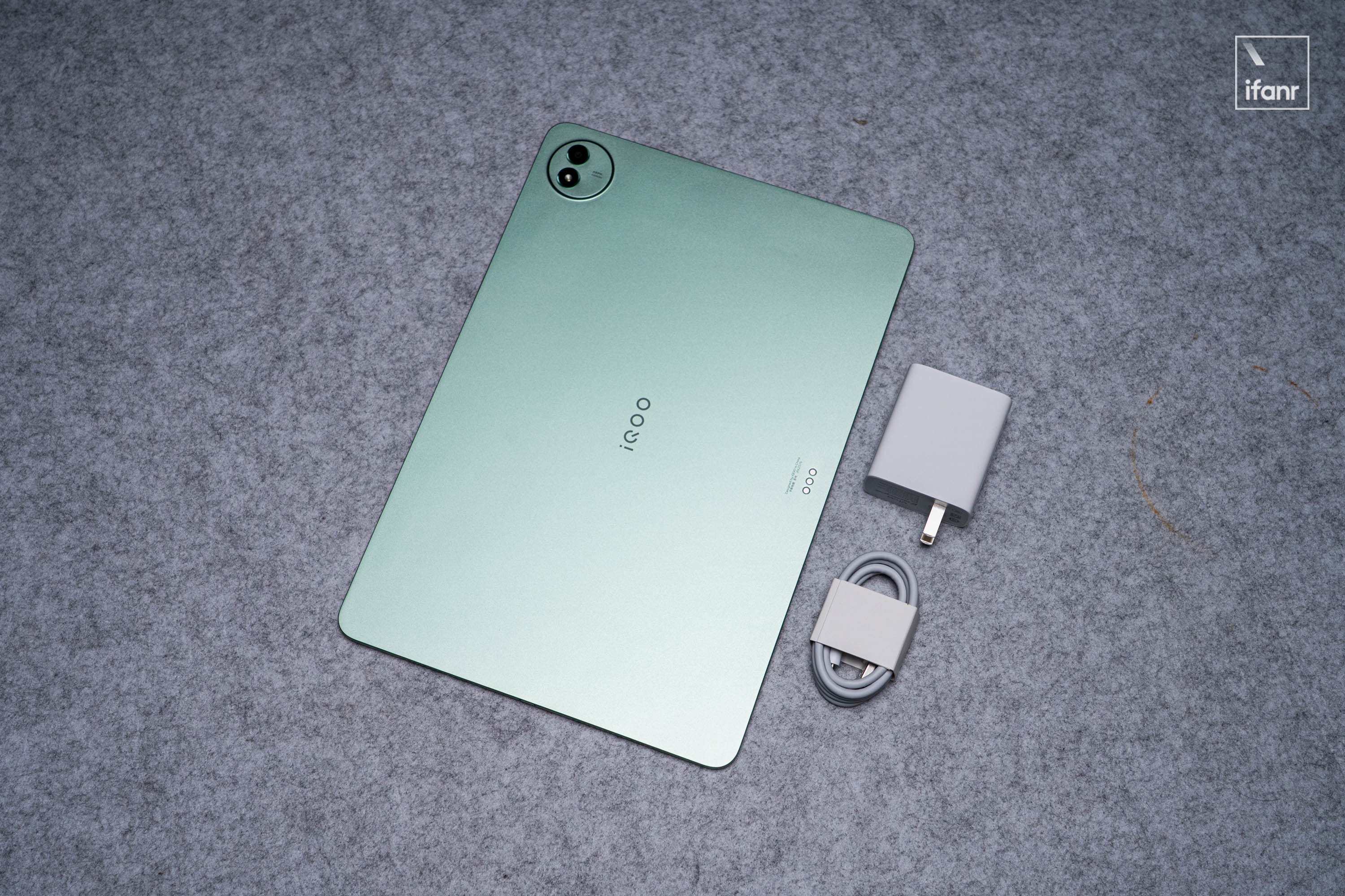 iQOO Pad 5 Pro:专注打游戏,也当生产力 | 新品画报