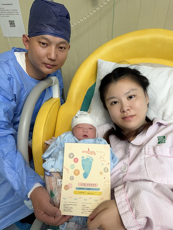 在上海市第一妇婴保健院诞生的第一个元旦宝宝的家庭合照。本文图片均为 医院供图