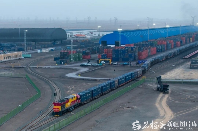 11月22日，首列满载哈密优质煤炭的专列从哈密陆港中心物流基地发车，驶向山东日照港。普拉提&middot;尼亚孜摄