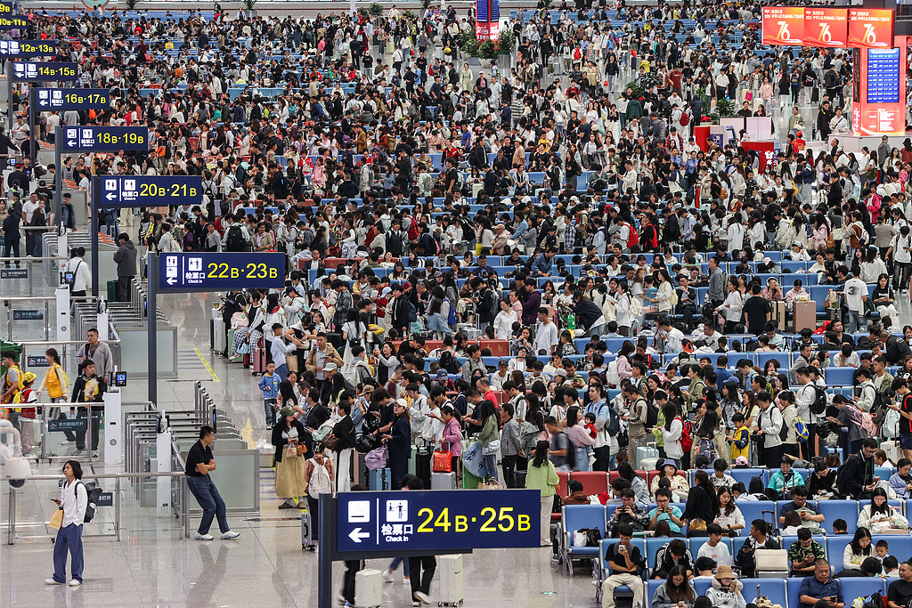 （2025年国庆旅客在贵阳北站候车大厅候车）