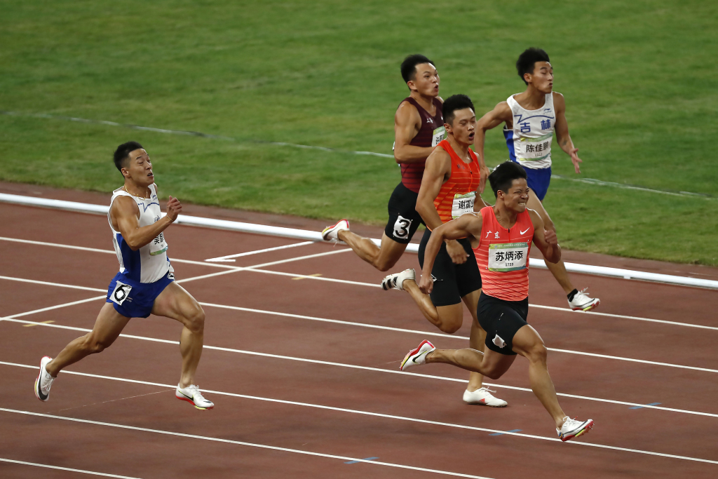 苏炳添在2021年终于站上了全运会的最高领奖台,完成了自己的梦想。