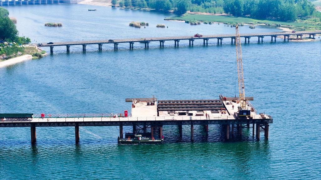 国家重点项目潍（坊）宿（迁）高速铁路项目承建方正抢抓工期与节点，稳步推进标段施工。4月30日，在潍宿高铁山东郯城段，中铁上海局的工作人员在进行沭河特大桥施工（无人机照片）。新华社记者 郭绪雷 摄