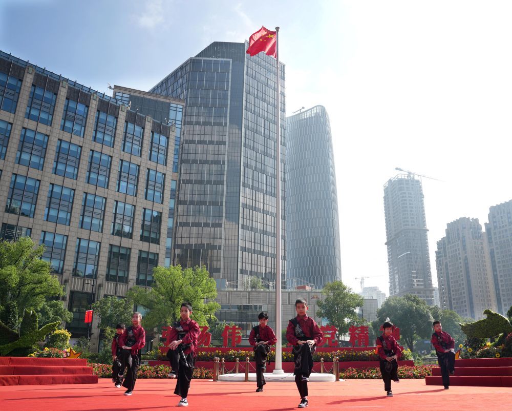 10月1日,在上海中共一大纪念馆前举行的文艺演出中,小朋友在表演舞蹈《男儿当自强》。新华社记者 刘颖 摄