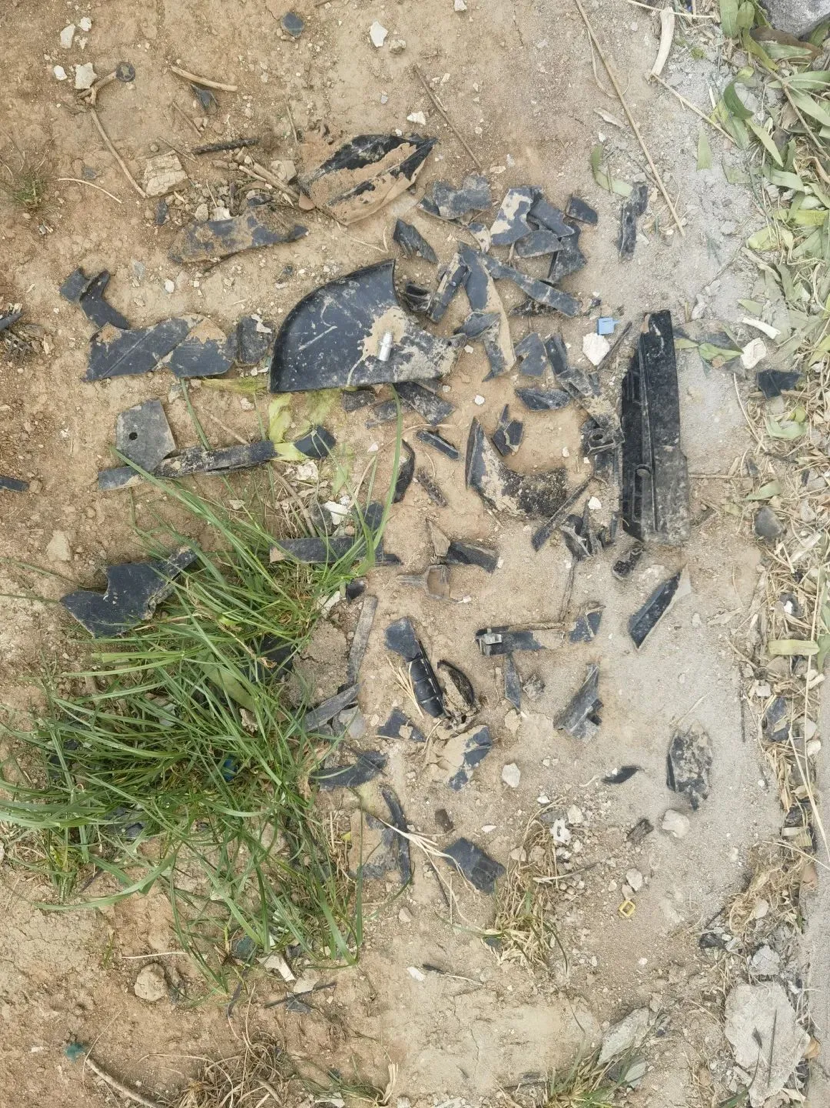 案发一年后,事发地仍可见不少碎片。图/受访者提供