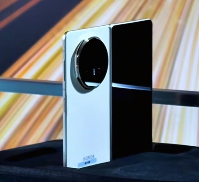 博主曝光神秘大折叠机型谍照,有望为荣耀Magic V5手机