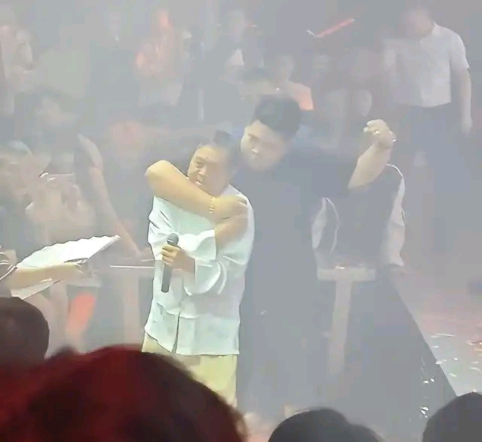 _73岁马保国不讲武德！擂台比武被秒杀太丢人 恼羞成怒用手抓对手脸_73岁马保国不讲武德！擂台比武被秒杀太丢人 恼羞成怒用手抓对手脸