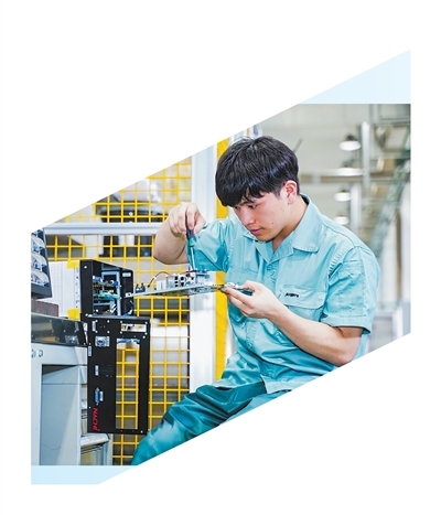 刘进正在检修机器人控制器。　　朱 斌摄