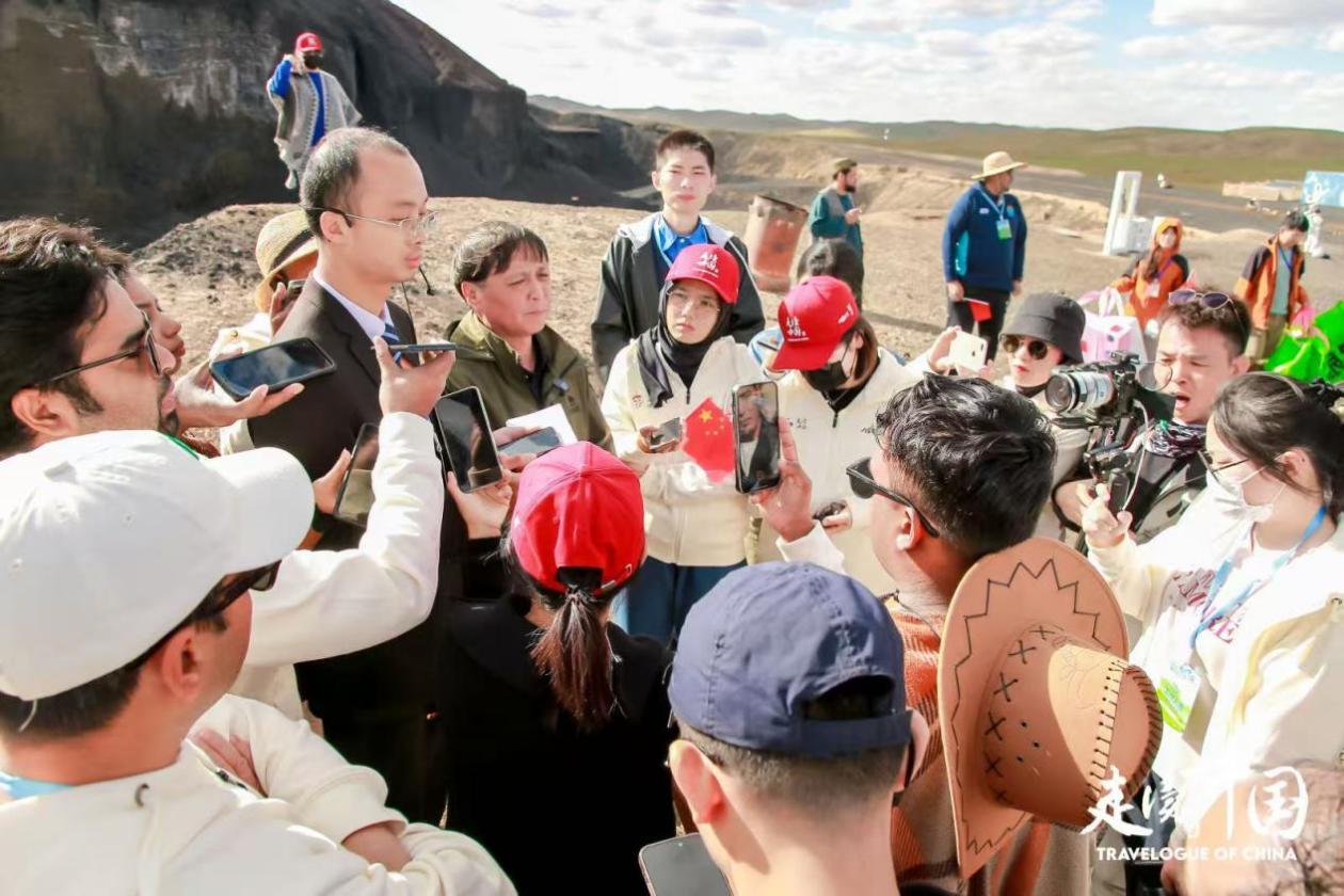 哈尔右翼后旗文化和旅游局党组书记、局长岑海鑫接受外国记者采访