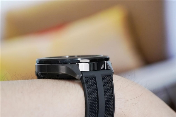 内置玄戒T1芯片!小米手表S4 eSIM 15周年纪念版图赏