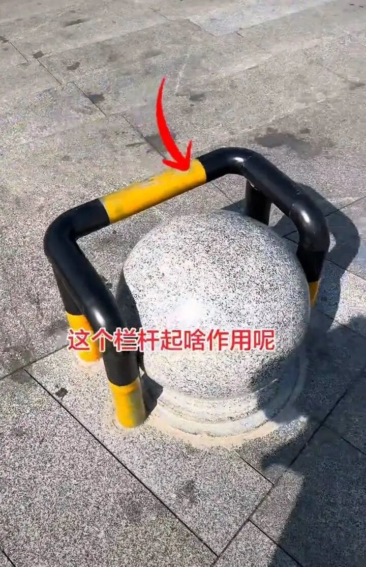 石墩外侧加装护栏引网友疑惑。视频截图