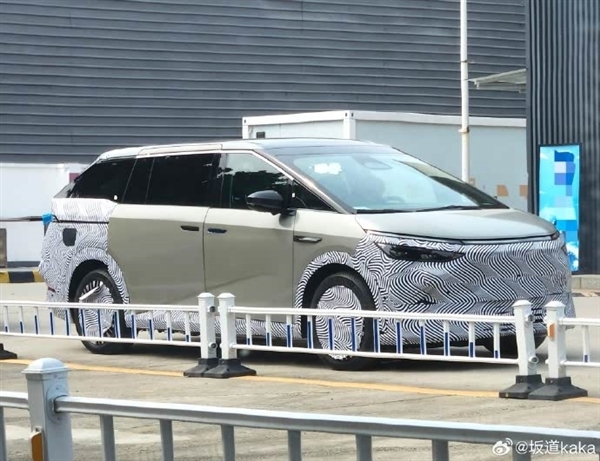 油箱才是王道!小鹏首款增程车X9现身加油站加油