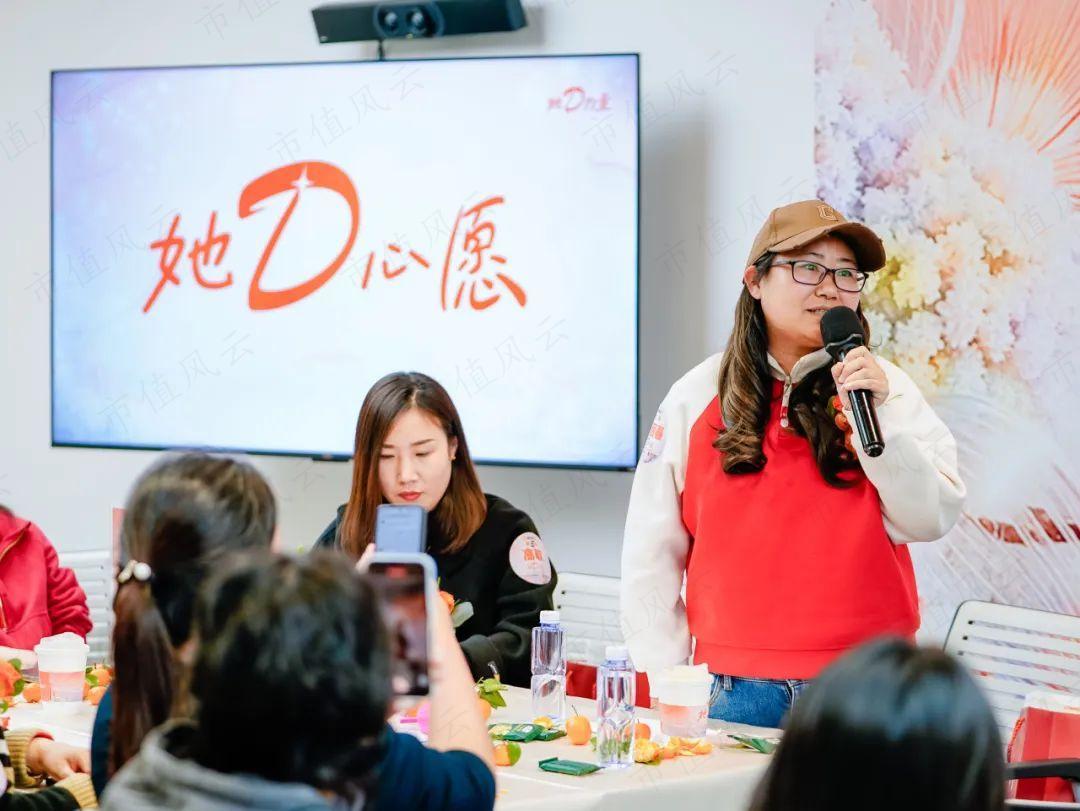 图为:司机代表走进滴滴总部参加妇女节女司机开放日