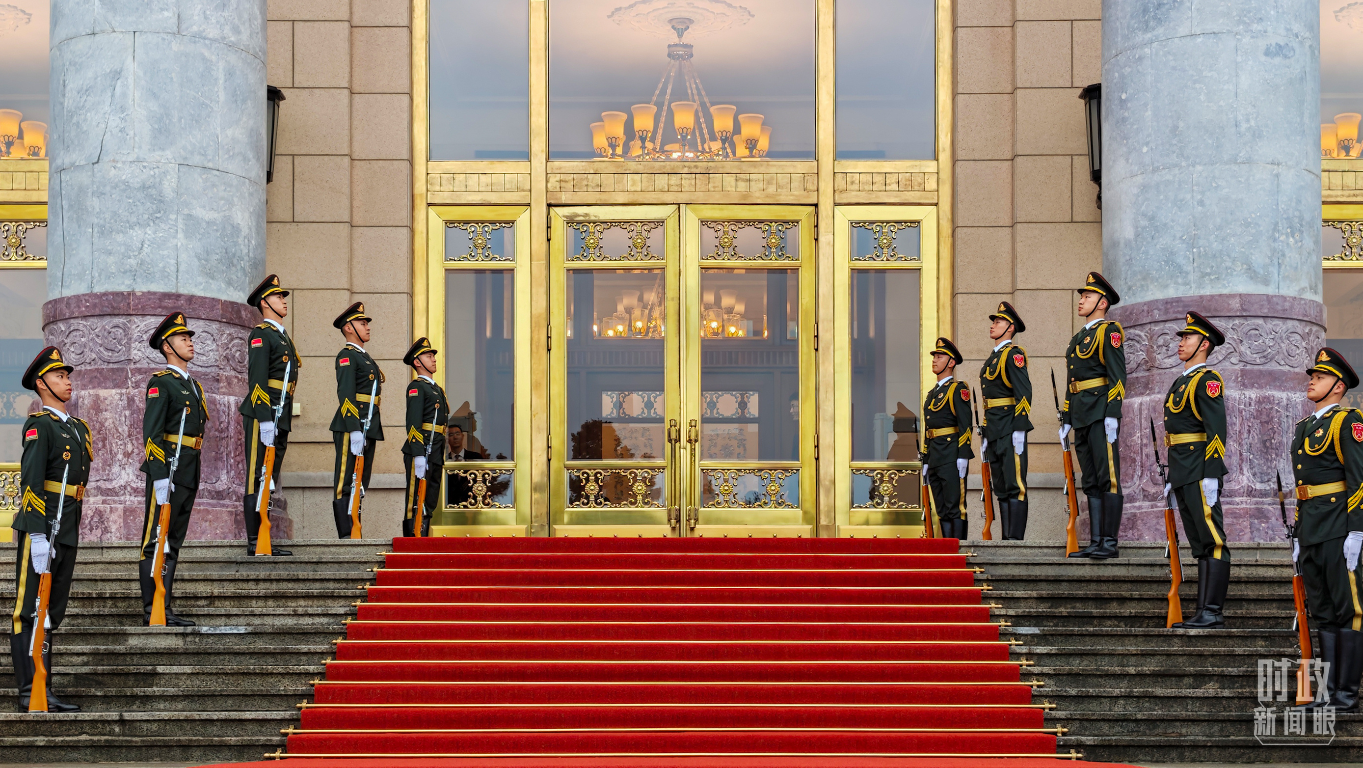 △人民大会堂,礼兵列队迎接外宾。(总台央视记者张垚拍摄)