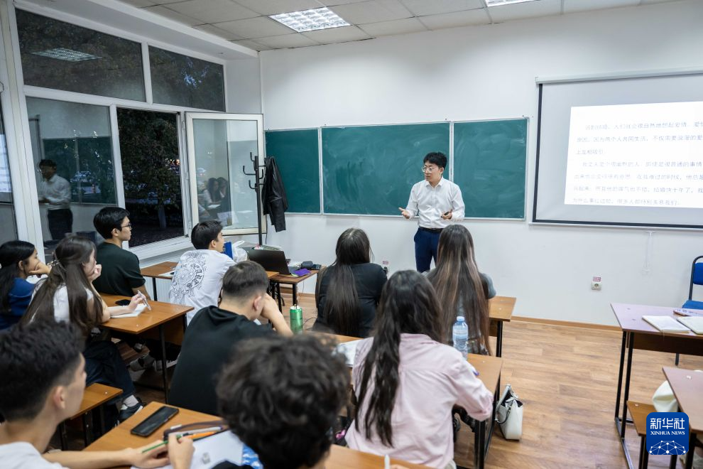9月24日,在哈萨克斯坦阿拉木图,学生在阿里·法拉比哈萨克国立大学孔子学院上课。新华社记者 李任滋 摄