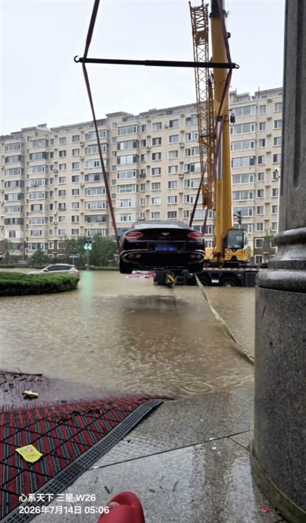 沈阳一车主用吊车吊起爱车避免泡水 网友：宾利真的会飞
