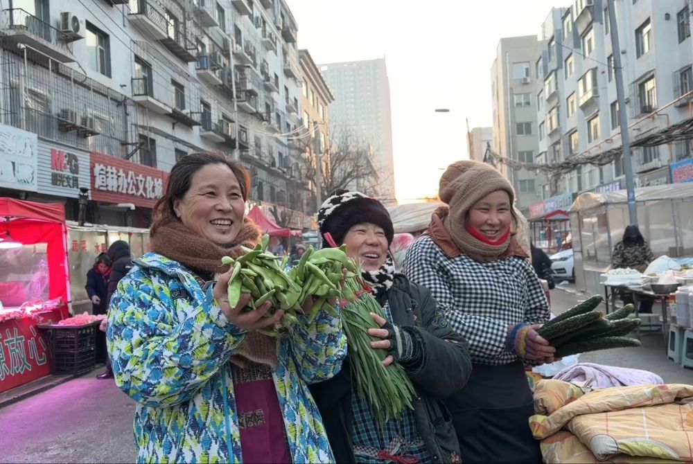 朱微微（左一）在吉林省四平市公园北街早市卖豆角。新华社记者司晓帅 摄