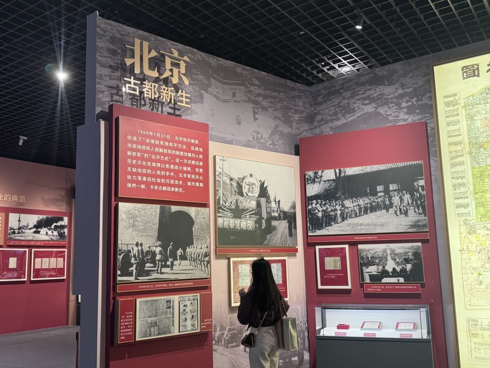 6月28日，参观者在“人民的城市”专题展览展厅内参观。新华社记者 胡了然 摄