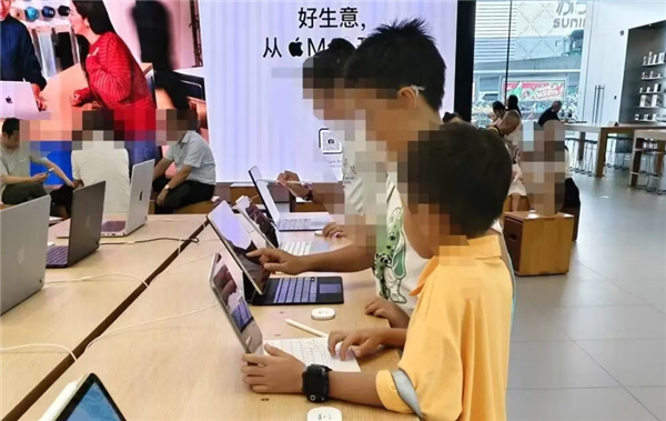 苹果多家体验店成中小学生免费网吧！门店称无权劝阻或赶走