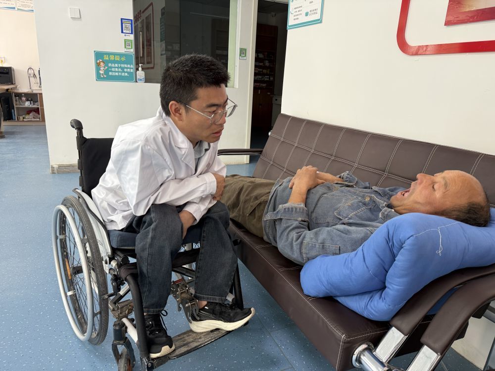 新疆喀什地区莎车县白什坎特镇医生李创业(左)为患者看病。(受访者供图)