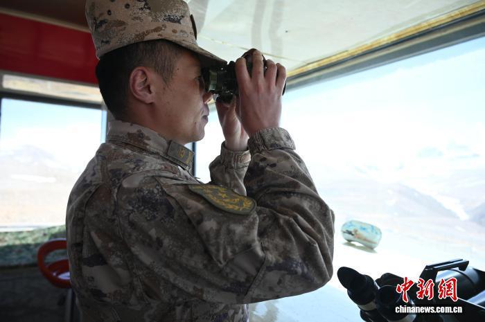图为在查果拉哨所,李存东执行观察任务。赵朗 摄