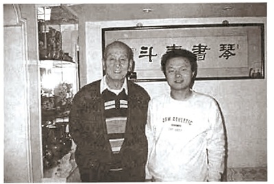 2000年10月18日,岳永逸(右)在关学曾(左)家中访谈后合影