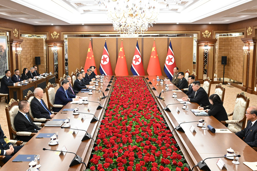 当地时间6月8日下午,中共中央总书记、国家主席习近平在平壤锦绣山迎宾馆同朝鲜劳动党总书记、国务委员长金正恩举行会谈。