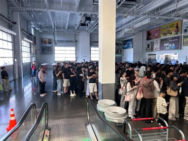 7172元拿下iPhone17 Pro！杭州门店数百东谈主列队径直抢断货
