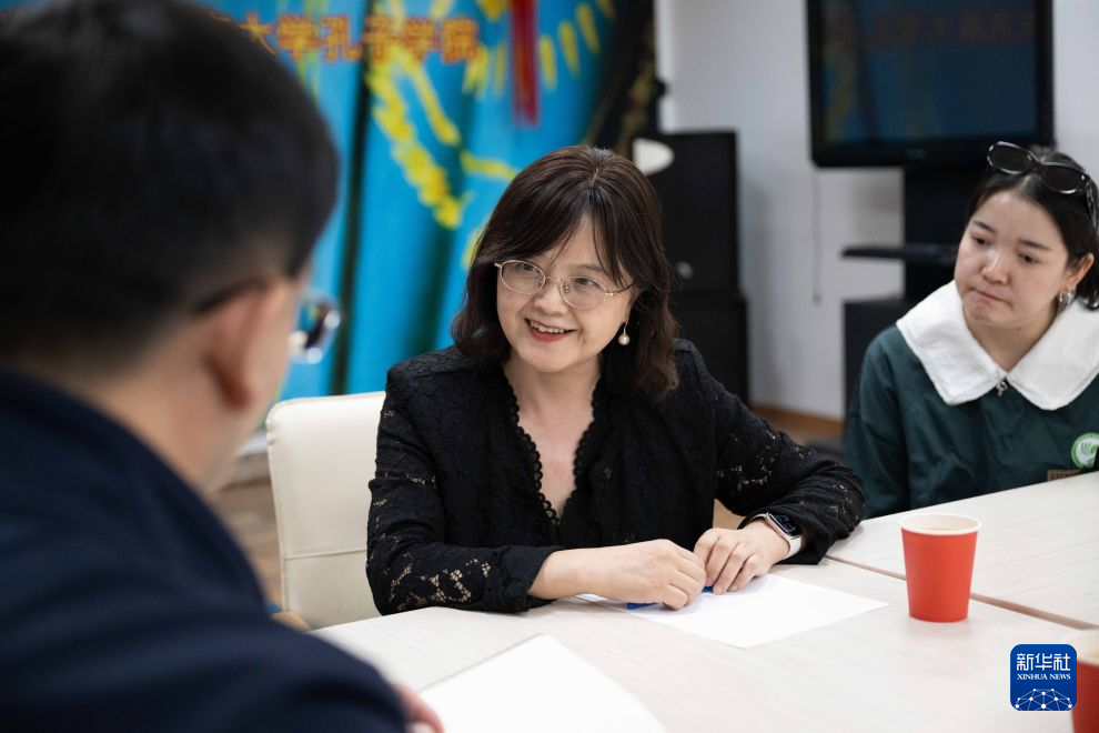 9月24日,在哈萨克斯坦阿拉木图,阿里·法拉比哈萨克国立大学孔子学院中方院长邓红(中)接受新华社记者采访。新华社记者 李任滋 摄