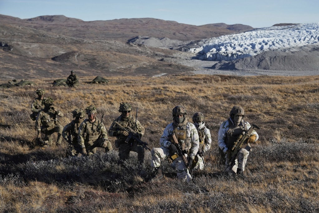 2025年9月17日，格陵兰岛康格鲁斯瓦克，丹麦军队与来自部分欧洲北约成员国的数百名士兵参加军事演习。