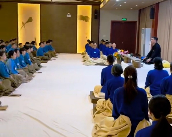 △如平在给学员上课。