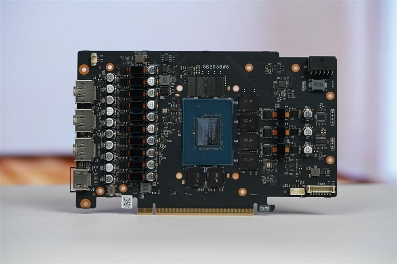 显卡界的嘻哈涂鸦!七彩虹iGame RTX 5070 Ultra OC评测:同价位颜值与散热双天花板